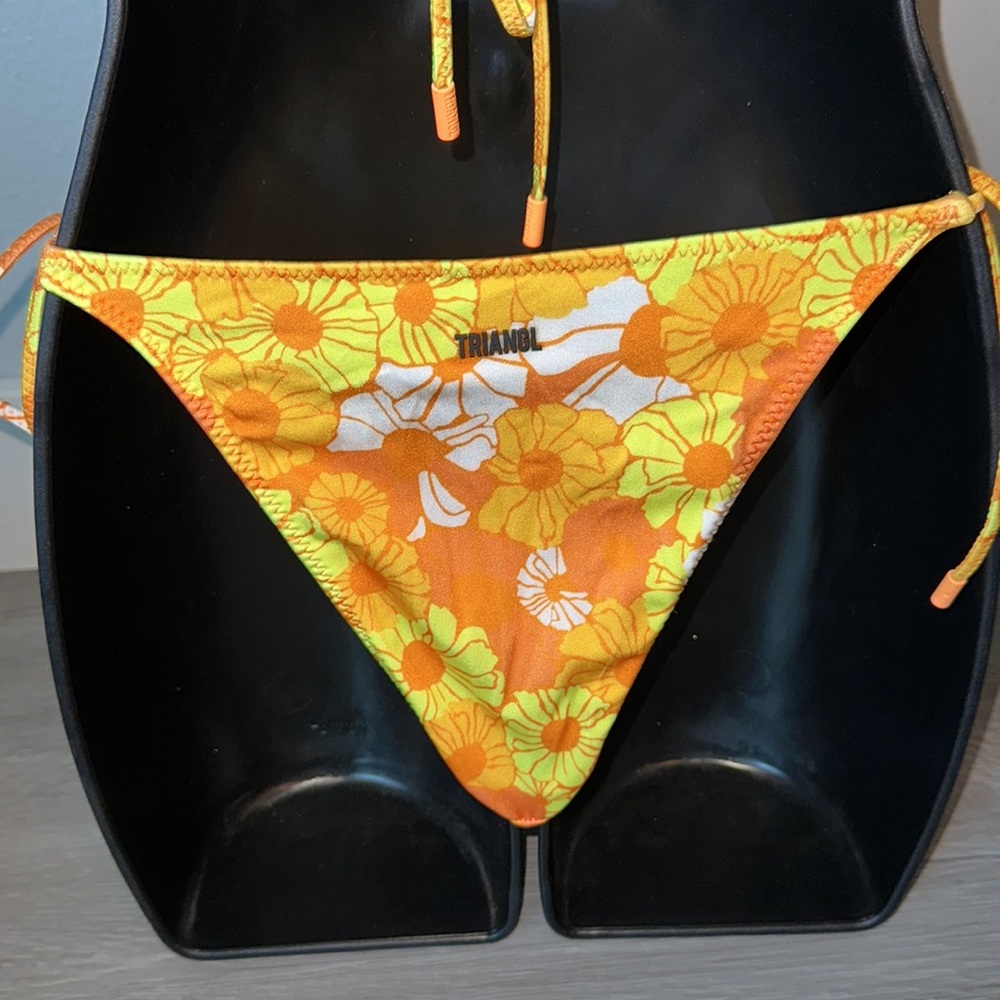 String floral style Swimsuit top and bottom swimsuit set. - Picture 7 of 14